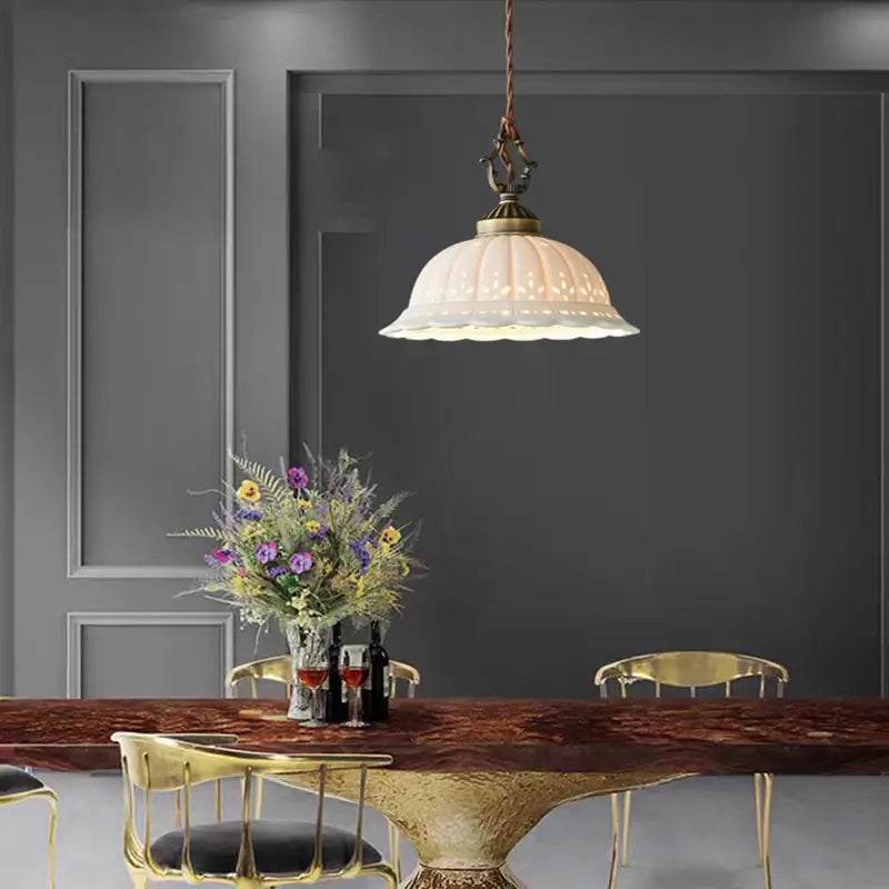 Luminária Vintage de Cerâmica Branca com Latão