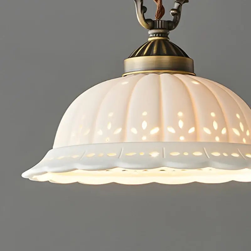 Luminária Vintage de Cerâmica Branca com Latão