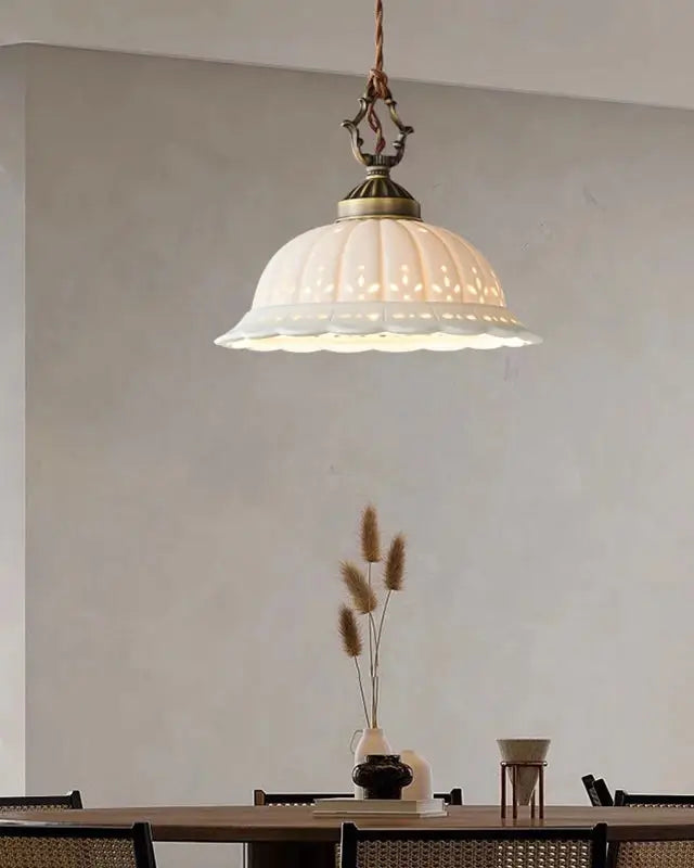 Luminária Vintage de Cerâmica Branca com Latão