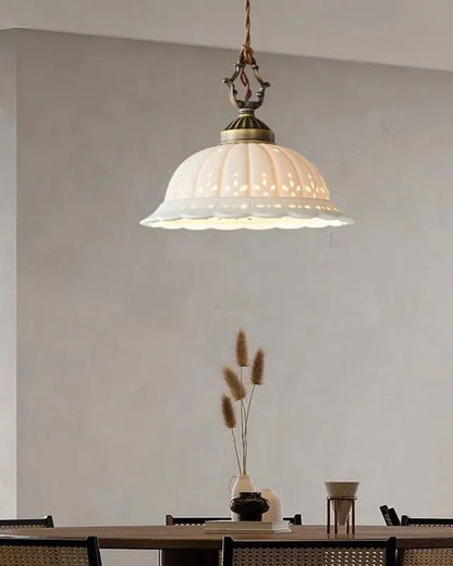 Luminária Vintage de Cerâmica Branca com Latão