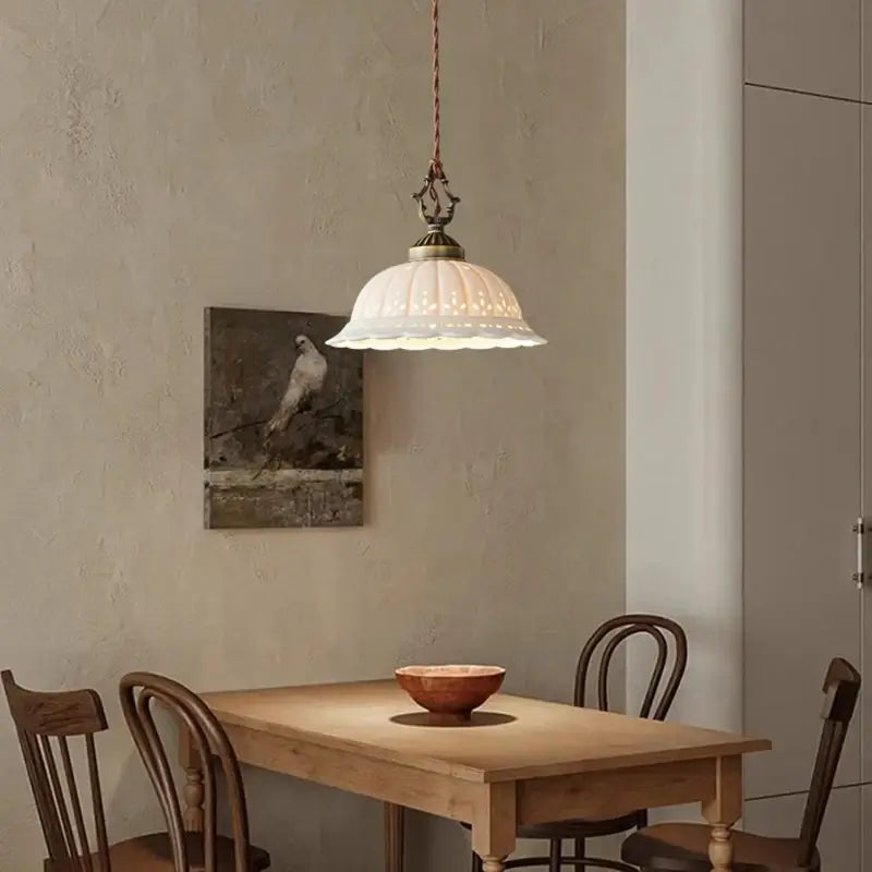 Luminária Vintage de Cerâmica Branca com Latão