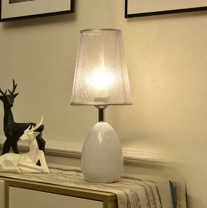 Luminária de Mesa Elegância Nórdica em Preto e Branco