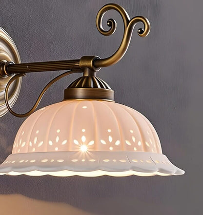 Luminária Vintage de Cerâmica Branca com Latão