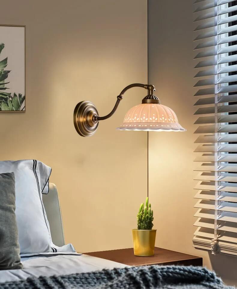 Luminária Vintage de Cerâmica Branca com Latão