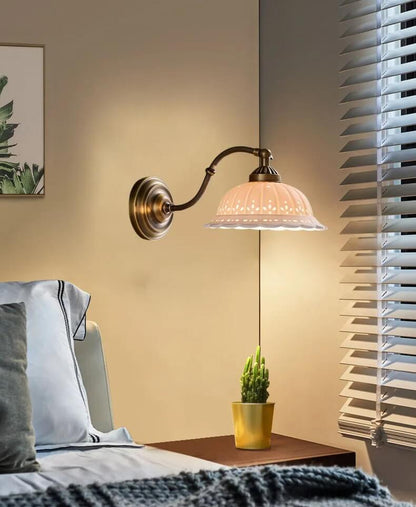 Luminária Vintage de Cerâmica Branca com Latão