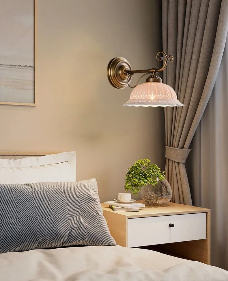 Luminária Vintage de Cerâmica Branca com Latão