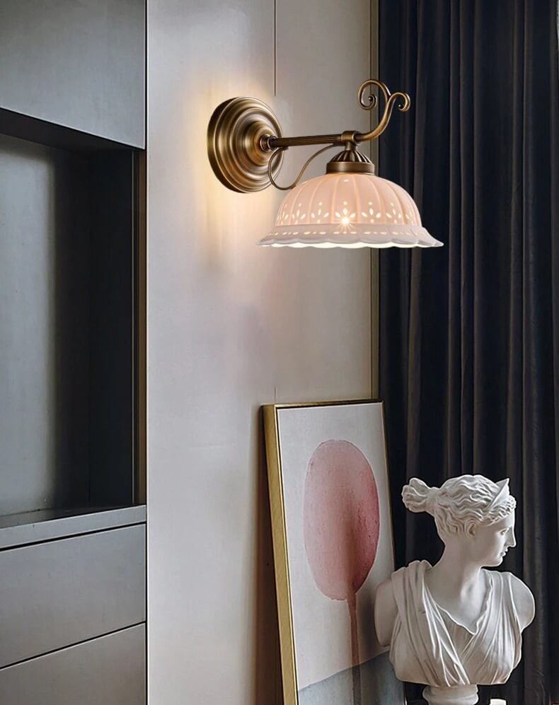 Luminária Vintage de Cerâmica Branca com Latão