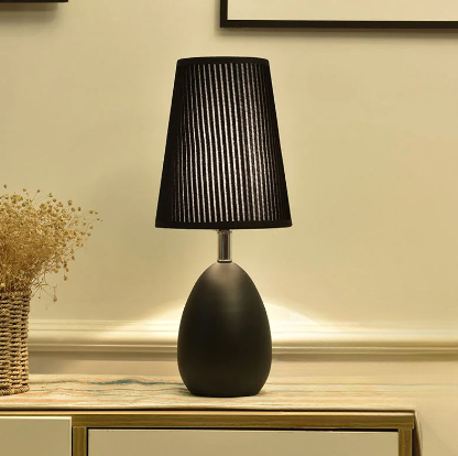 Luminária de Mesa Elegância Nórdica em Preto e Branco
