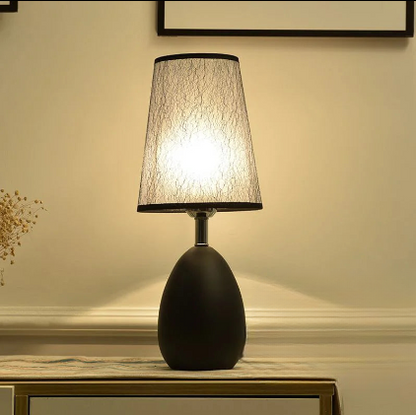 Luminária de Mesa Elegância Nórdica em Preto e Branco