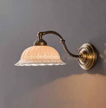 Luminária Vintage de Cerâmica Branca com Latão