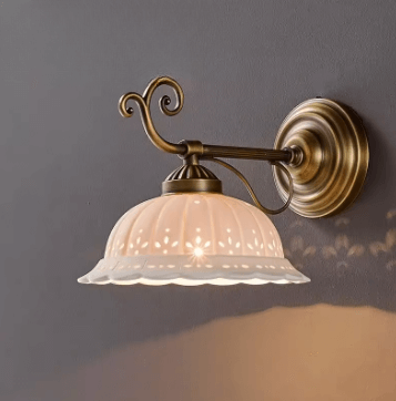 Luminária Vintage de Cerâmica Branca com Latão